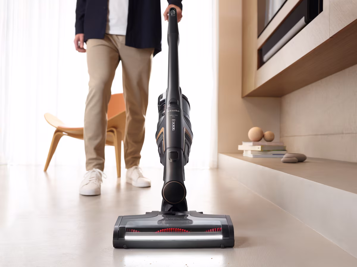 Miele Triflex HX2 Akku-Staubsauger in modernem Wohnzimmer